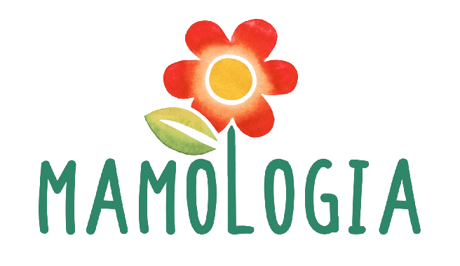 Logo przedstawiające stylizowany kwiat w kolorze czerwonym i pomarańczowym oraz zielony liść nad tekstem „MAMOLOGIA” zapisanym wielkimi zielonymi literami.