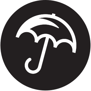 Ikona białego parasola na czarnym, okrągłym tle, przypominająca poczucie bezpieczeństwa, jakie odczuwa się w utworze „Nie śmiejcie się ze mnie”.