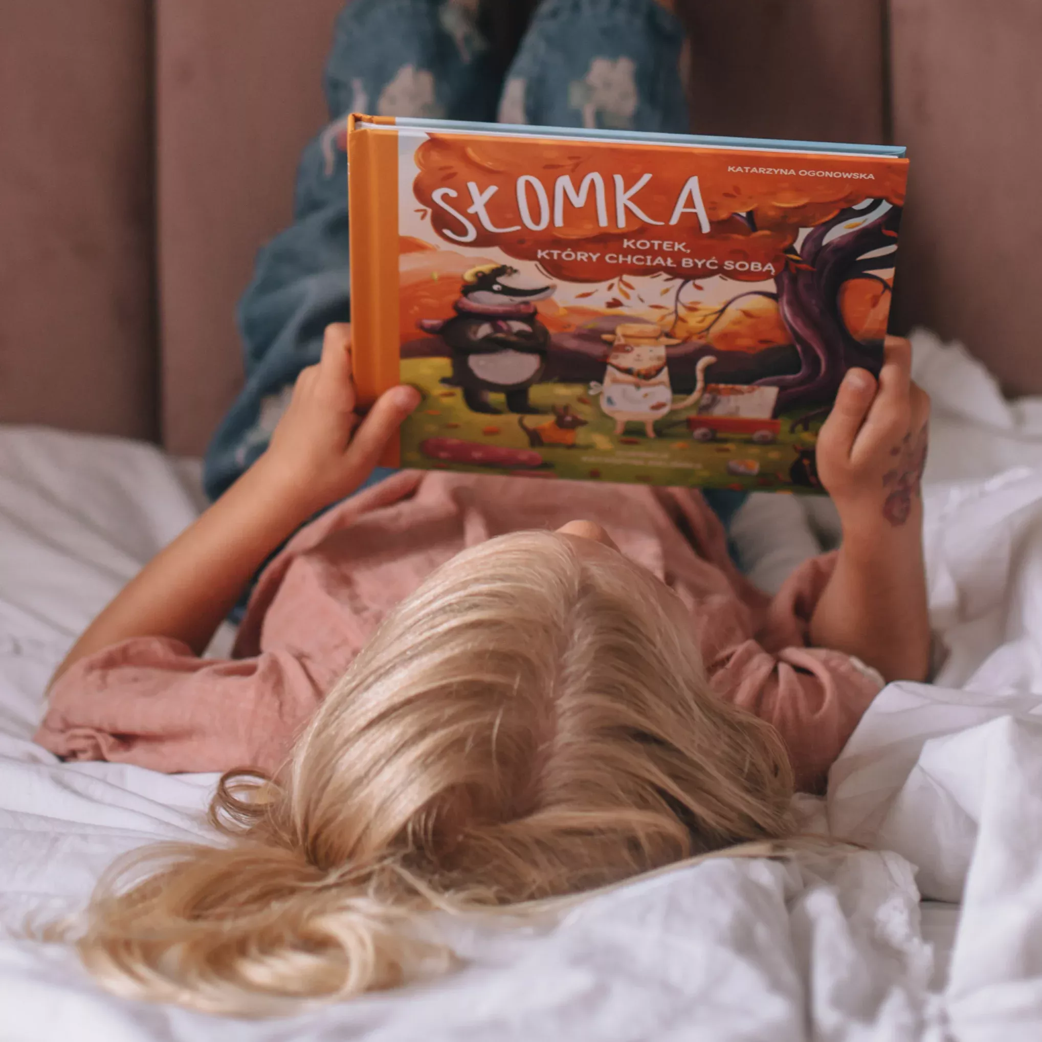 Dziecko czytające książkę Słomka