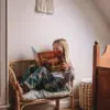 Slomka-kotek-ktory-chcial-byc-soba-livestyle-004 Dziewczynka czyta książkę "Słomka kotek,który chciał być sobą" Katarzyny Ogonowskiej.