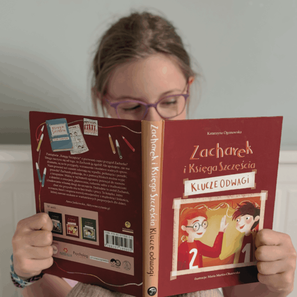 Wydawnictwo-Parasolka_Zacharek-Ksiega-Szczescia_odwaga_kwadrat_dziecko-czyta-ksiazke_02.png Zacharek i Księga Szczęścia - klucze odwagi
