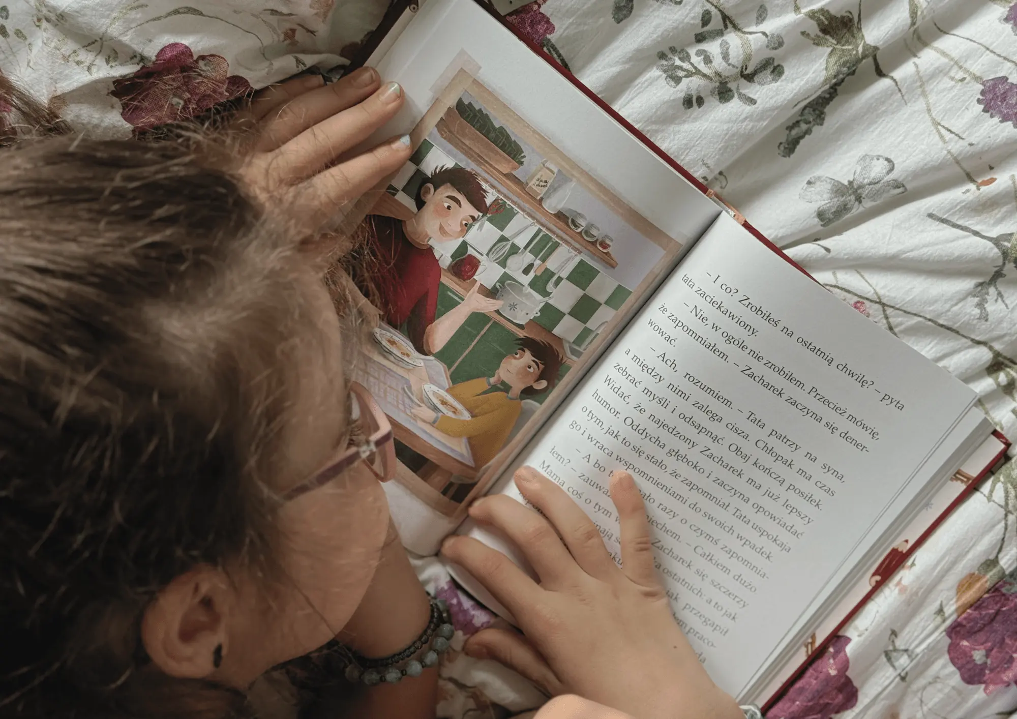 Środek książki "Zacharek i Księga Szczęścia - klucze odwagi" Katarzyny Ogonowskiej.